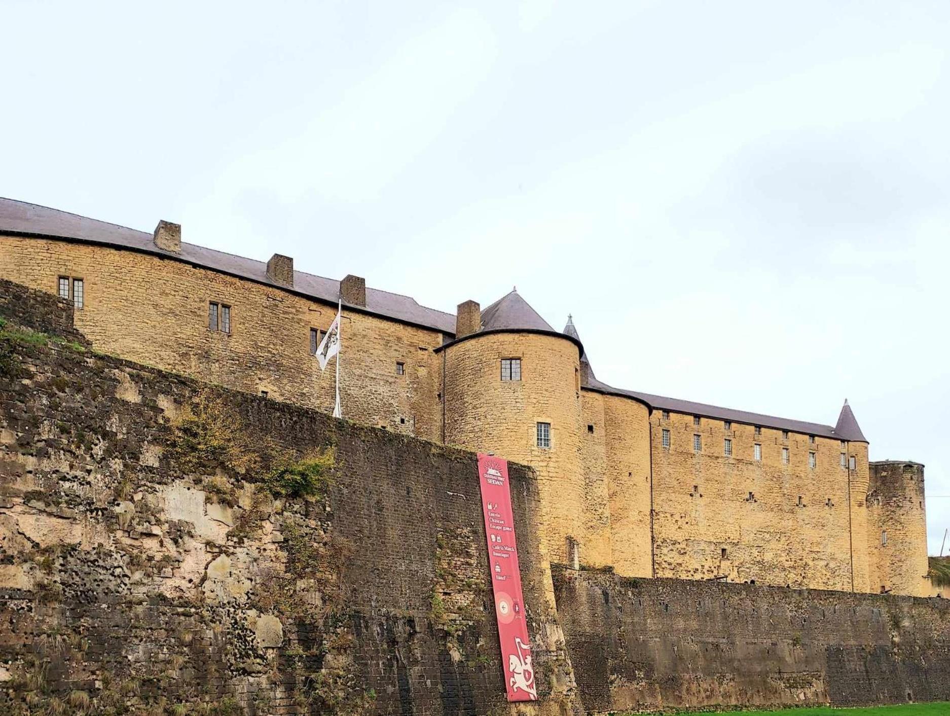 L'Elegant Des Remparts, Vue Sur Chateau Fort Sedan Exterior photo